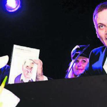Berufung gefunden - Vorgänger und Nachfolger tauschten als Geschenke Bücher aus: Alex Hürzeler (links) übergab das Amt des Landammanns an Jean-Pierre Gallati. Bild: awa