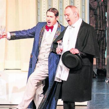 Ein fulminanter Start - Alfred (Sebastian Fuchsberger) in Begleitung von Gefängnisdirektor Frank (Erich Bieri).