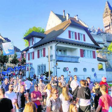 So bunt war das Leuefäscht - Die Menschen zirkulierten fleissig zwischen den einzelnen Festinseln. Bilder: huy (8), rwi (2)