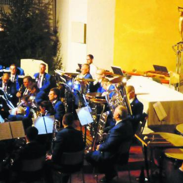 Lungenluft lässt Metall erklingen - Der Musikverein Künten sorgte in der Kirche für eine festliche Adventsstimmung. Bild: aas