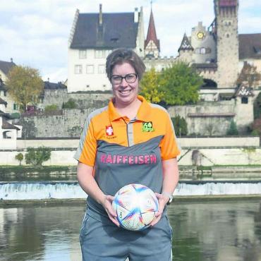 Sie will die Beste der Welt werden - Fabienne Bachmann will von Bremgarten aus die Welt des Footgolfs erobern. Bild: Marco Huwyler