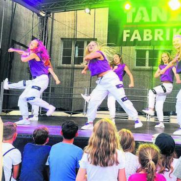 So bunt war das Leuefäscht - Die Partyinsel der Tanzfabrik in der Unterstadt überzeugte mit spektakulären Shows.