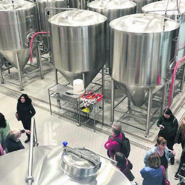 Festtag für ältestes Alkoholgetränk - In den vielen Tanks findet der Gärprozess statt. Die Teilnehmer der angebotenen Führungen durften alle Bereiche des Betriebs anschauen. Bilder: Britta Müller