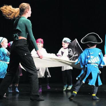 Ein mitreissendes Tanzerlebnis - Beim Piratentanz konnten die Kleinen mit den Grossen bestens mithalten. Bilder: zg / Bernadette Oswald
