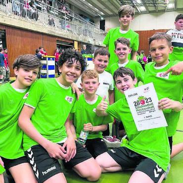 Keine Nachwuchssorgen - Der Handballclub Mutschellen gratuliert den Black Shadows, die 5. Klasse aus Berikon. Bild: zg