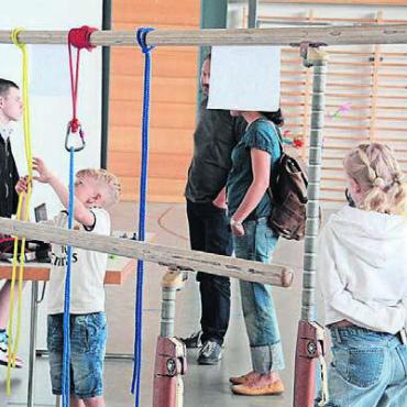 Auch die Messe ist selbst gemacht - In der zweiten Turnhalle wurden die Arbeiten aus den Ateliers prsentiert. Hier konnte man beispielsweise lernen, die verschiedenen Knoten zu knpfen.