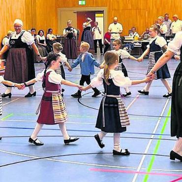 Das hat Spass gemacht - Zeigte ihr Können: die Kindervolkstanzgruppe Eggenwil. Bild: zg