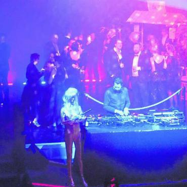 Lizenz zum Feiern - Über 400 Partybesucherinnen und -besucher tauchten bis spätnachts in die Welt des berühmten Agenten James Bond ein.