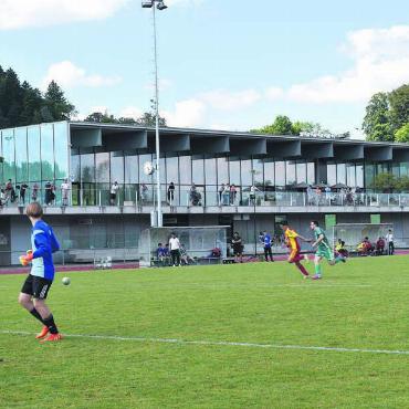 Akt der regionalen Solidarität - Ab kommendem Jahr steuert Oberwil-Lieli einen grosszügigen Betrag an den Betrieb des Sportzentrums Burkertsmatt bei. Bilder: Erika Obrist