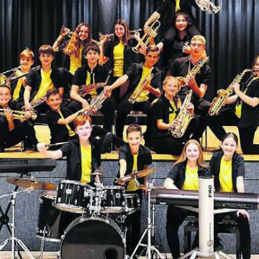 Zusammen feiern und gemeinsam essen - Die «Crazy Hoppers» bereichern den Gottesdienst musikalisch. Bild: zg
