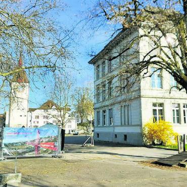 Noch ein Provisorium - Ausgesteckt: Neben dem Stadtschulhaus (rechts) entsteht auf dem Pausenareal ein neuer Pavillon für zwei Schulklassen. Bilder: Marco Huwyler