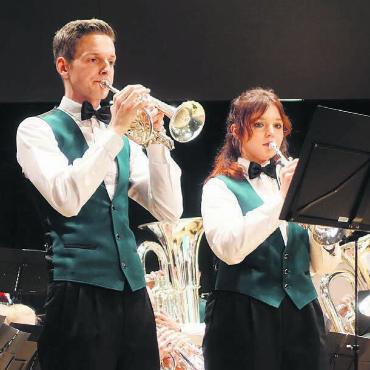 Zurück im vollen Stadion - Simon Zehnder (links) am Cornet und Rahel Bircher am Flügelhorn begeistern das Publikum mit einem Duett der Extraklasse.