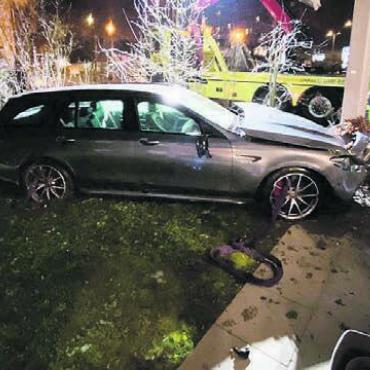 Auf der Terrasse gelandet - Das Auto erlitt beim Selbstunfall Totalschaden. Bild: pz
