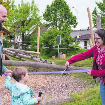 Ein wahres Spielparadies - Gemeinderat Andreas Wyss mit Sohn Theo und Gemeinderätin Claudia Long durchtrennen das Band und eröffnen so offiziell die neue Spieloase.