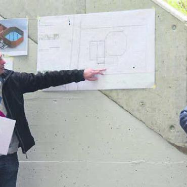 Erweiterung geglückt - Projektleiter Marcel Schlegel (links) zeigt an der Einweihung nochmals auf den Skizzen, wie der Erweiterungsbau gemacht wurde.