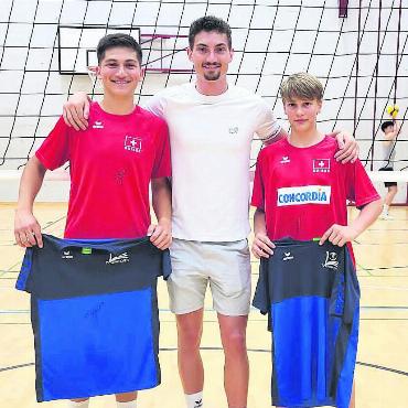 Ein Hochkaräter zu Gast - Tim Köpfli (Mitte) gab Einblick in sein Leben als Volleyballprofi. Für den Nachwuchs des TV Lunki gab es noch Leibchen von der Nationalmannschaft. Bild: zg