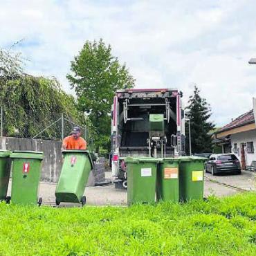 Wieder jede Woche - Die Liegenschaftsbesitzer können ihre Grüntonnen wieder jeden Mittwoch nach draussen stellen. Bild: gk
