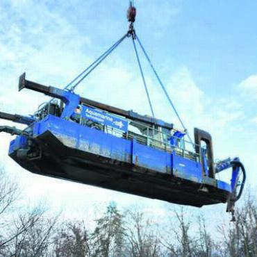 «Stille Reuss» wird gesaugt - Der Saugbagger wurde per Lastkran in den alten Flussarm gehoben. Rund einen Monat lang wird er hier seine Arbeit verrichten. Bild: huy