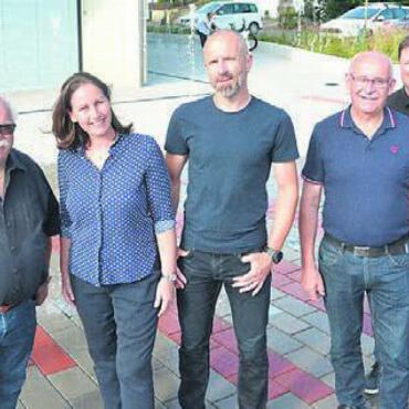 Jedes Mal etwas anders - Die Mitglieder des Gemeinderates, Planungskommission und Gemeindeangestellte freuen sich über das neue Wasserspiel. Bild: rwi