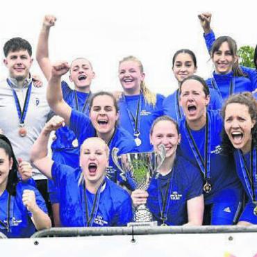 Steinmann lässt Wohlen jubeln - Gewinnen zum ersten Mal den Aargauer Cup: Die Frauen des FC Wohlen. Bild: Alexander Wagner