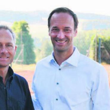 Zwei grosse Hürden - Tennisclub-Präsident Frank Briedé (links) und Vizepräsident Ronnie Stutz setzen alles daran, dass ein 4. Tennisplatz gebaut und das Clubhaus erneuert werden kann. Bild: Archiv