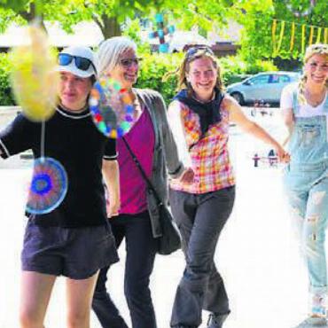 Auftakt gelungen - Der Kreistanz sorgte am «Soulfestival» für eine heitere Stimmung, welche die Seelen der Besucher berührte. Bild: zg