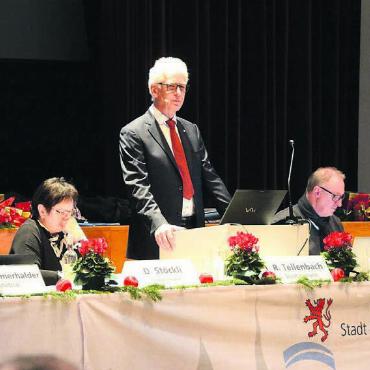 Stelen vorerst auf Eis gelegt - Der Stadtrat hatte an der Einwohnergemeindeversammlung einiges zu erklären. Bild: Celeste Blanc