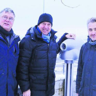 Aussicht mit Durchblick - Alt-Gemeinderat Stephan Haag, Gemeindeammann Stefan Bossard und Daniel Roos, Leiter Planung und Bau, sind vom neuen «Viscope»-Fernrohr begeistert. Bilder: Celeste Blanc