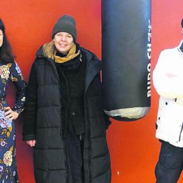 Sport und Kultur unter einem Dach - Sybille Wild (links), Architektin Alexandra Schuler und Christian Wild freuen sich, auf die Umgestaltung der Produktionshalle auf dem Areal der Robert Wild AG. Bild: Susanne Schild