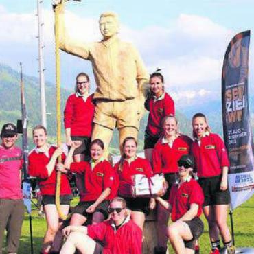 Sieg zum Saisonauftakt - Die Sinser Frauen freuen sich über den Turniersieg. Im Hintergrund die WM-Statue «Ruedi der Fels». Bild: zg