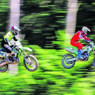 Von Skifahrern und Lokalmatadoren - Den zahlreichen Besuchern am Murianer Motocross wurden viel Action und waghalsige Sprünge geboten. So wie in der Kategorie MX Open. Bilder: Simon Huwiler
