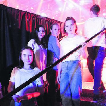 Wie die grossen Stars - Grosser Moment: Für den Soundcheck betraten die 17 Jugendlichen, begleitet von Lehrerin Sina Haas (rechts), zum ersten Mal die grosse Bühne des Hallenstadions. Bild: Celeste Blanc