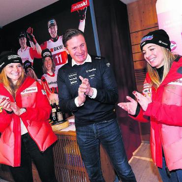 «Das Team hat geliefert» - Der Freiämter Swiss-Ski-Präsident Urs Lehmann gratuliert der neuen Abfahrtsweltmeisterin Jasmine Flury (rechts) und Corinne Suter (Bronze) im House of Switzerland. Bild: Freshfocus