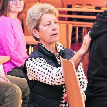 Aktiv Winterzeit gestalten - Gewohnheiten auf «die Schliche kommen»: Komplementär-Therapeutin und Referentin Verena Rytz demonstriert ihr Wissen an einer Anwesenden. Bild: tre
