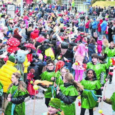 Fantastische Vorstellung - Die Schule Bremgarten nimmt jeweils am Fasnachtsumzug durchs Städtchen teil. Somit wird der Fasnachtstross um gut 600 Teilnehmer bereichert. Sehr zur Freude der zahlreichen Besuchenden am Strassenrand.