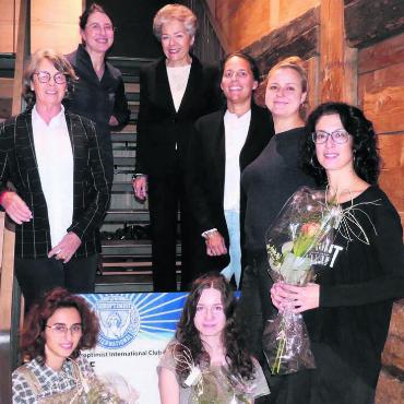 Jungmusikerinnen unterstützen - Die drei Stipendiantinnen Argenaz Martirosyan, Alina Dzieciol und Vasiliki Legaki (vorne von links). Die Vertreterinnen des Soroptimisten Clubs (von links): Iris Küng, Manuela Luzio, Rose-Marie Mülli, Stefanie C. Braun (Künstlerhaus Boswil), und Elisabeth Göring. Bild: zg