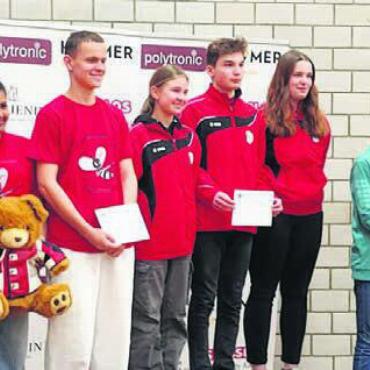 Zweimal ganz zuoberst - Die Murianer lachen von zuoberst auf dem Podest. Die U17-Gruppe mit Tina Risi, Dominik Koch und Bigna Braig (von links). Bild: zg
