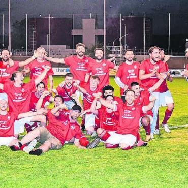 Die Eroberung von Zurzach - Party in Rot-Weiss. Der FC Bremgarten ist Aufsteiger in die 2. Liga. Bilder: Josip Lasic