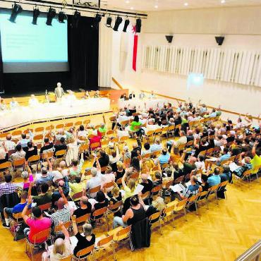 Kleiner Eklat zum Schluss - Die «Gmeind» sorgte unter den 150 Stimmberechtigten im Casino auch abseits der Traktanden für Diskussionen. Bild: Marco Huwyler