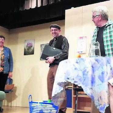 Chaos auf dem Bauernhof - Auf dem Hof sorgt ein geplantes Fotoshooting mit dem Muni für viele Verwechslungen und witzige Szenen. Bild: zg
