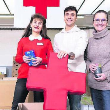 Seven als fleissiger Helfer - Regula Kiechle (links), Seven und Annette Ebert verpacken Glück für Armutsbetroffene.