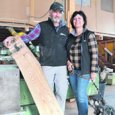 Nach 32 Jahren ist Schluss - Lisa und Ewald Wendel lebten mit viel Herzblut für ihre Firma «Ewald Wendel Holzbau». Dieser Balken stammt aus der reformierten Kirche Bremgarten. Ewald Wendel hat ihn 1:1 nachgebaut. Bild: Roger Wetli