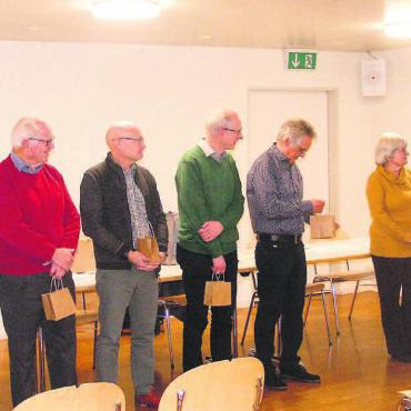 In 100 Jahren eine Quelle sein - Autoren der Neujahrsblätter unter sich (von links): Patrick Züst, Maja Mattes-Schaufelbühl, Peter Hausherr, Claudio Scalmazzi, Alexander Spillmann, Reto Jäger, Lis Glavas und Georges Hartmeier werden von Präsident Fridolin Kurmann (ganz rechts) gewürdigt. Bild: Vincenz Brunner