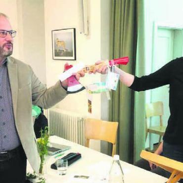 Einblick in die Arbeit - Präsidentin Iris Steiger gratuliert Roman Bamert zur Wahl als Sozialdiakon. Bild: zg