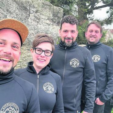 Hopfige Wandergrüsse - Der Vorstand der Bierwanderung Freiamt wurde erweitert – und freut sich auf den 1. Juli. Von links: Mauro Parente, Jana Müller, Manuel Klaus, Francis Dind und Rolf Grolimund. Bild: Stefan Sprenger