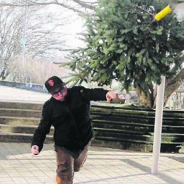 Zum beliebten Traditionsanlass geworden - Kinder, Jugendliche und Erwachsene nahmen am Weihnachtsbaum werfen teil und hatten ihren Spass dabei. Bild: zg