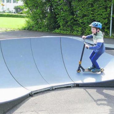 Hand in Hand - Zahlreiche Sportarten konnten die Kinder an diesem Tag erleben. Beliebt waren die Runden auf dem Pumptrack. Bilder: tre