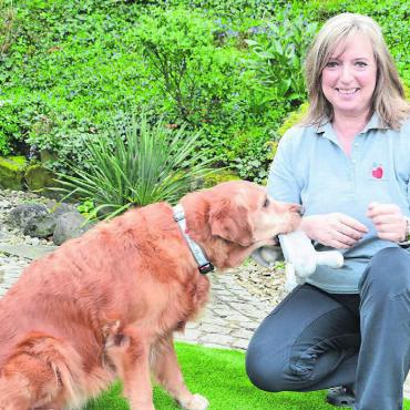 Hunde mit Herz - Gabriela Hunziker demonstriert mit ihrer Hündin, wie das Tier Nähe zu Bewohnern aufbauen kann. Bild: Roger Wetli