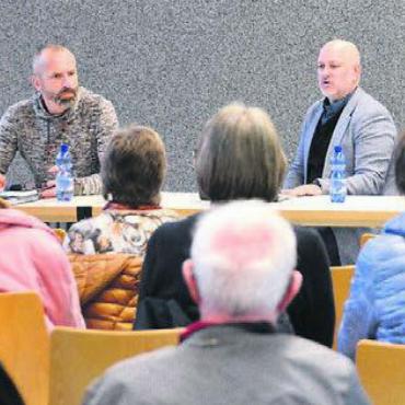 Gleich schnell trotz 10 km/h weniger - Die Gemeinderäte Sascha Käppeli (links) und Patrik Luther gaben Auskunft. Bild: rwi