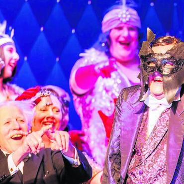 Ein fulminanter Start - Die farbenfrohe und äusserst humorvolle Inszenierung läuft bis Mitte Mai im Bremgarter Casino. Bild: Simon Huwiler